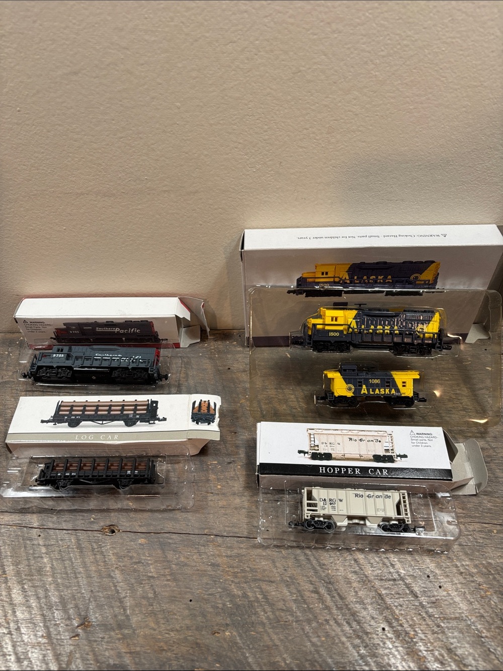 Alaska Yellow & Black Model Train Locomotives and Cars - Bundle